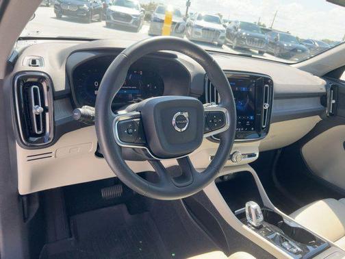 2023 Volvo XC40 B4 Plus Bright Theme