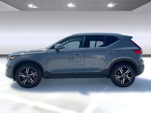 2023 Volvo XC40 B4 Plus Bright Theme