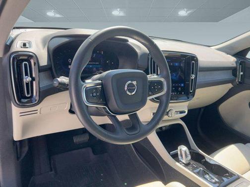 2023 Volvo XC40 B4 Plus Bright Theme