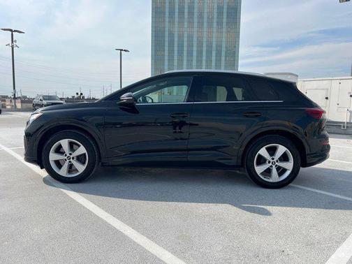 2022 Audi e-tron Premium Plus