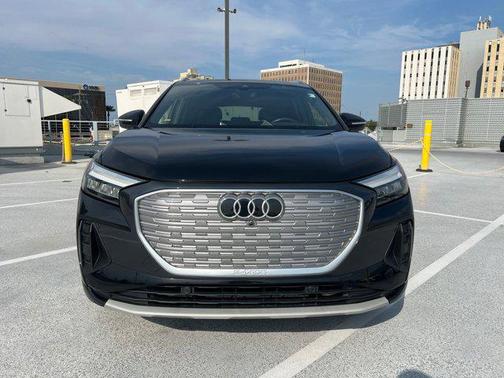 2022 Audi e-tron Premium Plus