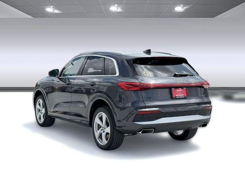 Tambora Gray Metallic 2026 Audi Q5 Premium Plus TFSI quattro S tronic