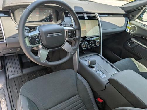 Santorini Black 2026 Land Rover Discovery S