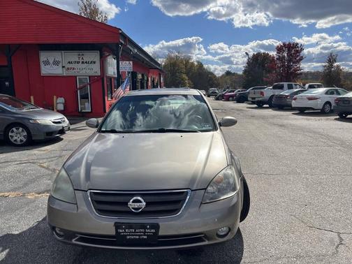 Tan 2002 Nissan Altima 3.5 SE