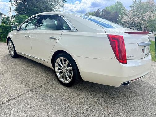 White Diamond Clearcoat 2014 Cadillac XTS Luxury