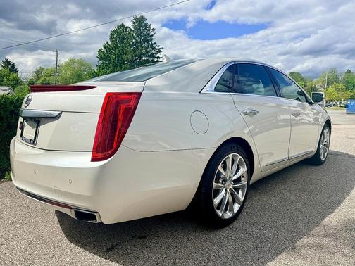 White Diamond Clearcoat 2014 Cadillac XTS Luxury