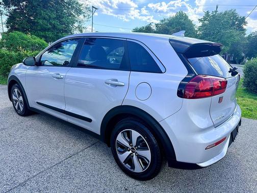 Silky Silver 2018 Kia Niro FE