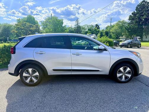 Silky Silver 2018 Kia Niro FE