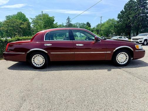 Autumn Red Clearcoat Metallic 2002 Lincoln Town Car Executive