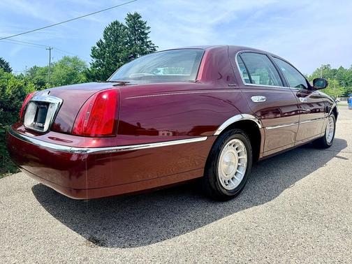 Autumn Red Clearcoat Metallic 2002 Lincoln Town Car Executive