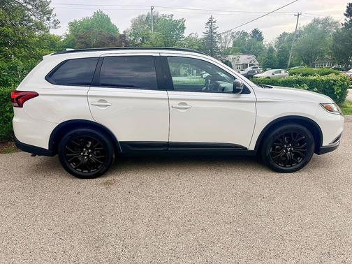 Diamond White Pearl 2018 Mitsubishi Outlander SE