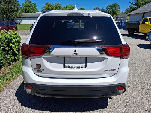 Diamond White Pearl - W13 2018 Mitsubishi Outlander SE
