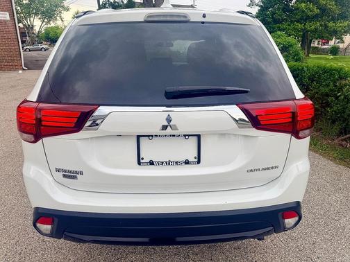 Diamond White Pearl 2018 Mitsubishi Outlander SE