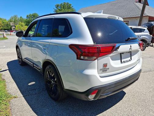 Diamond White Pearl - W13 2018 Mitsubishi Outlander SE