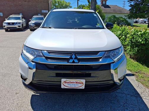 Diamond White Pearl - W13 2018 Mitsubishi Outlander SE