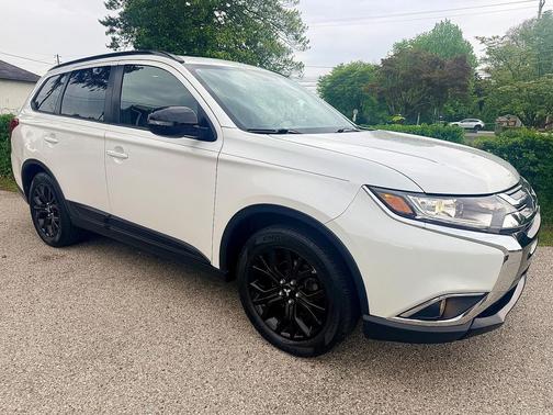 Diamond White Pearl 2018 Mitsubishi Outlander SE