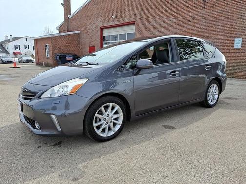 2014 Toyota Prius v Five