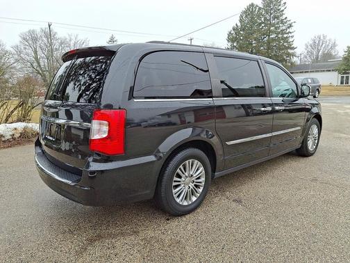 Brilliant Black Crystal Pearlcoat 2016 Chrysler Town & Country Touring-L