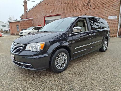 Brilliant Black Crystal Pearlcoat 2016 Chrysler Town & Country Touring-L