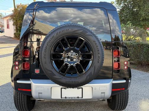 2025 Land Rover Defender 110 P300