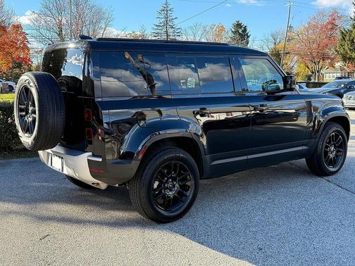 2025 Land Rover Defender 110 P300