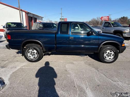 2001 Chevrolet S-10 Base