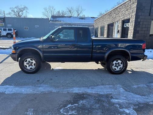 2001 Chevrolet S-10 Base