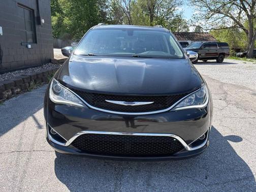 Brilliant Black Crystal Pearlcoat 2019 Chrysler Pacifica Limited