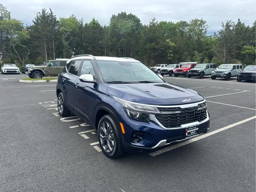 Dark Ocean Blue/White Roof 2024 Kia Seltos S