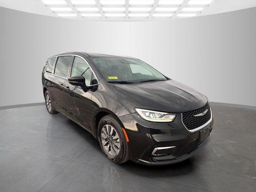 Brilliant Black Crystal Pearlcoat 2023 Chrysler Pacifica Hybrid Touring L