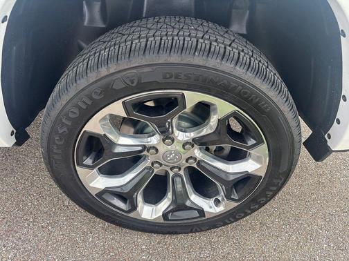 Ivory White Tri-Coat Pearlcoat 2019 RAM 1500 Limited