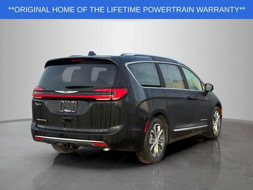 Diamond Black Crystal Pearlcoat 2026 Chrysler Pacifica L