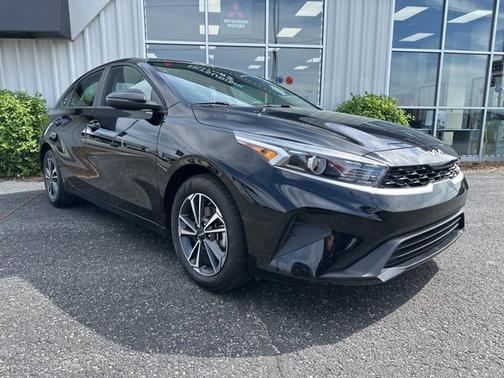 Aurora Black 2024 Kia Forte LXS