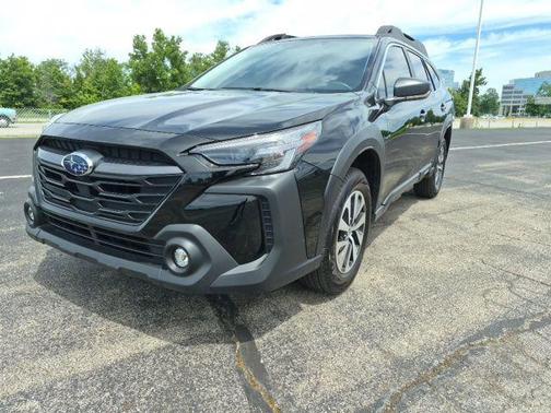 Crystal Black Silica 2025 Subaru Outback Base