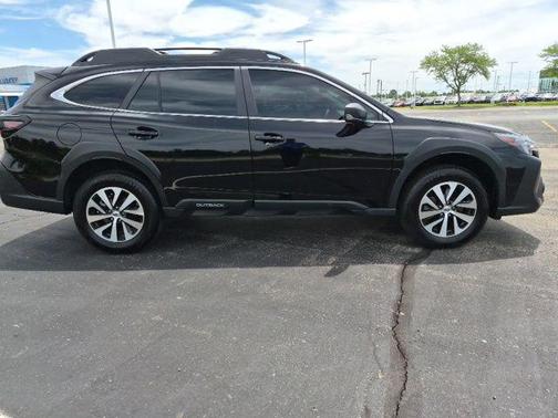 Crystal Black Silica 2025 Subaru Outback Base