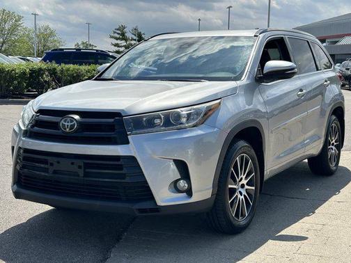 Celestial Silver Metallic 2017 Toyota Highlander SE