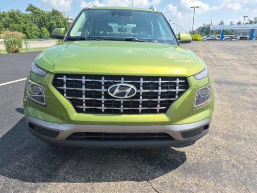 Green Apple 2022 Hyundai VENUE SEL