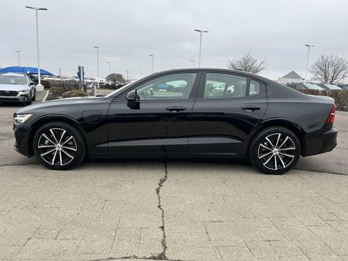 2023 Volvo S60 Recharge Plug-In Hybrid T8 Plus Dark Theme