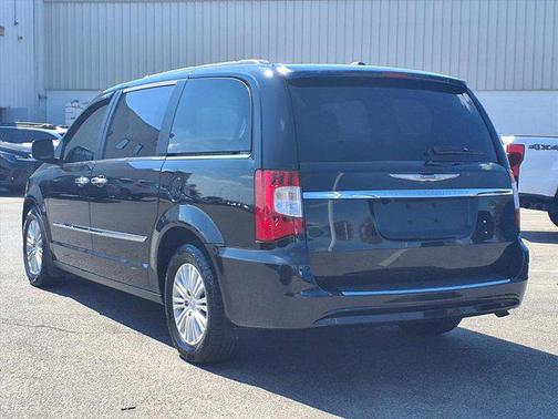 2016 Chrysler Town & Country Touring-L