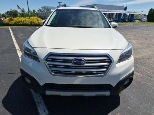 Crystal White Pearl 2017 Subaru Outback 3.6R Limited