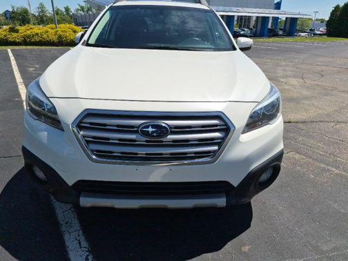 Crystal White Pearl 2017 Subaru Outback 3.6R Limited