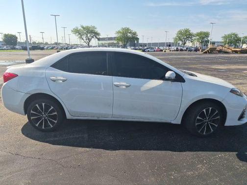 Super White 2017 Toyota Corolla SE
