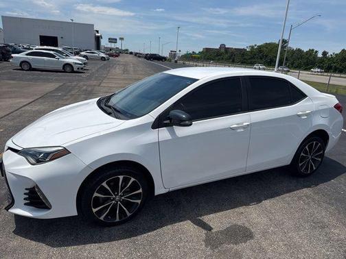 Super White 2017 Toyota Corolla SE