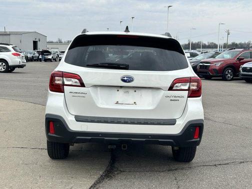 Crystal White Pearl 2019 Subaru Outback 3.6R Touring