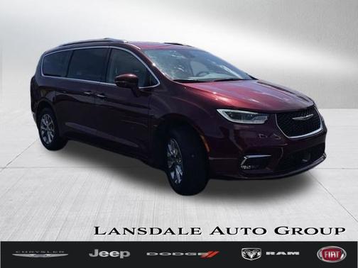 Photo 1 of 32 of 2021 Chrysler Pacifica Touring L