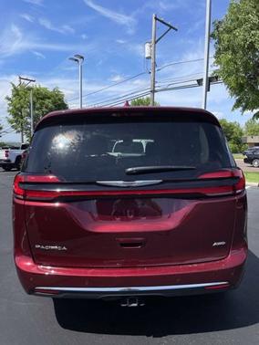 Photo 5 of 32 of 2021 Chrysler Pacifica Touring L