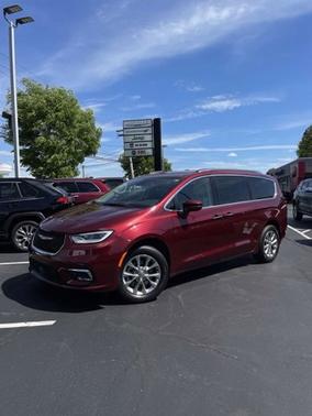 Photo 3 of 32 of 2021 Chrysler Pacifica Touring L
