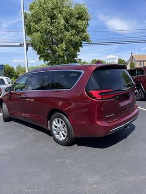 Photo 4 of 32 of 2021 Chrysler Pacifica Touring L