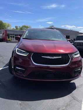 Photo 2 of 32 of 2021 Chrysler Pacifica Touring L