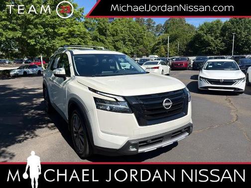 White 2022 Nissan Pathfinder SL